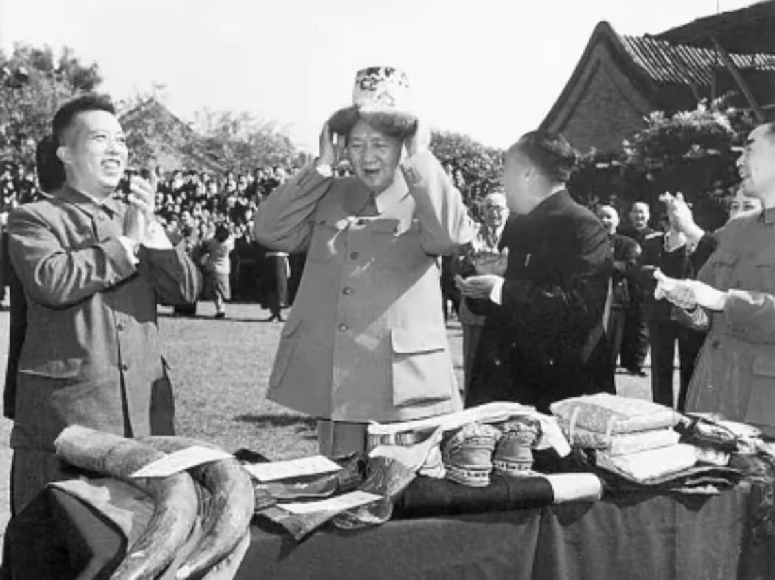 这张照片应该是六十年代，毛主席和周恩来、朱德接见各界群众代表。有很多少数民族