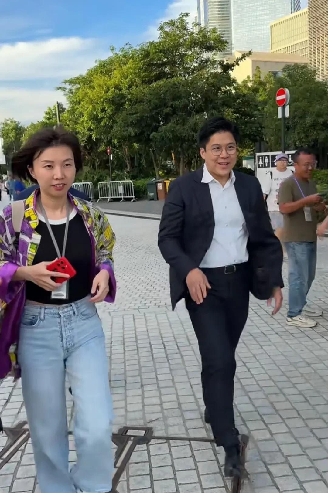 46岁的霍启刚现身香港街头出席活动，他戴着眼镜，穿着西装，满脸笑容，身材微微发福