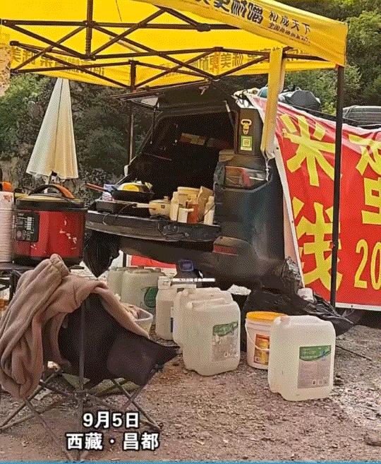 万万没有想到，一男子在318国道上摆摊卖炒饭和米线，不料这期间竟引来一头野猪，但