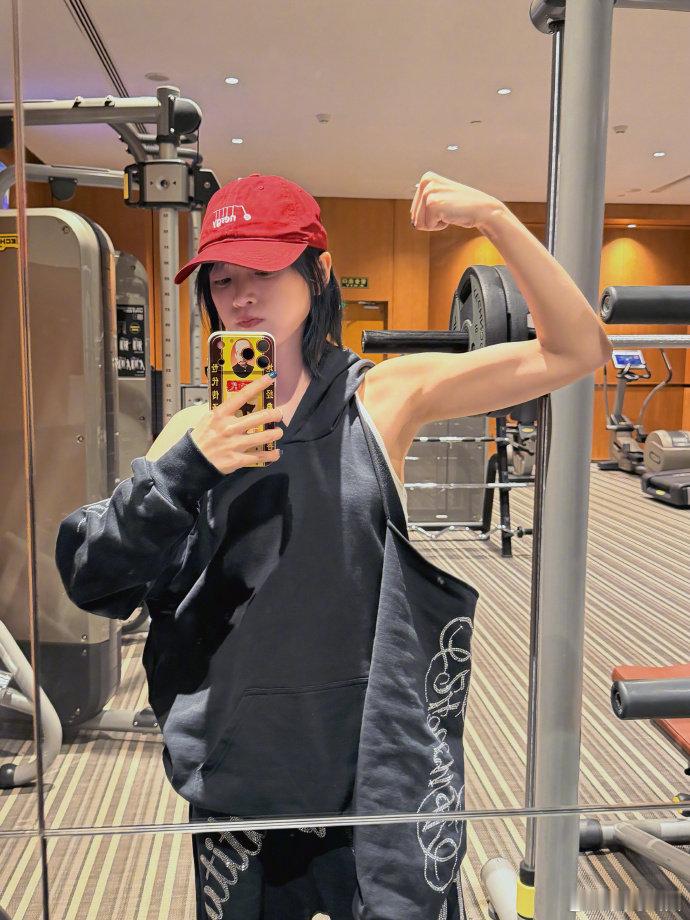 黄灿灿立志做肌肉女戴着红帽子健身，摆姿势展示健身成果黄灿灿秀手臂肌肉线条​​​