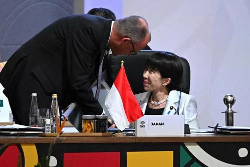 三个战败国聚齐，举白旗的不屑一顾！