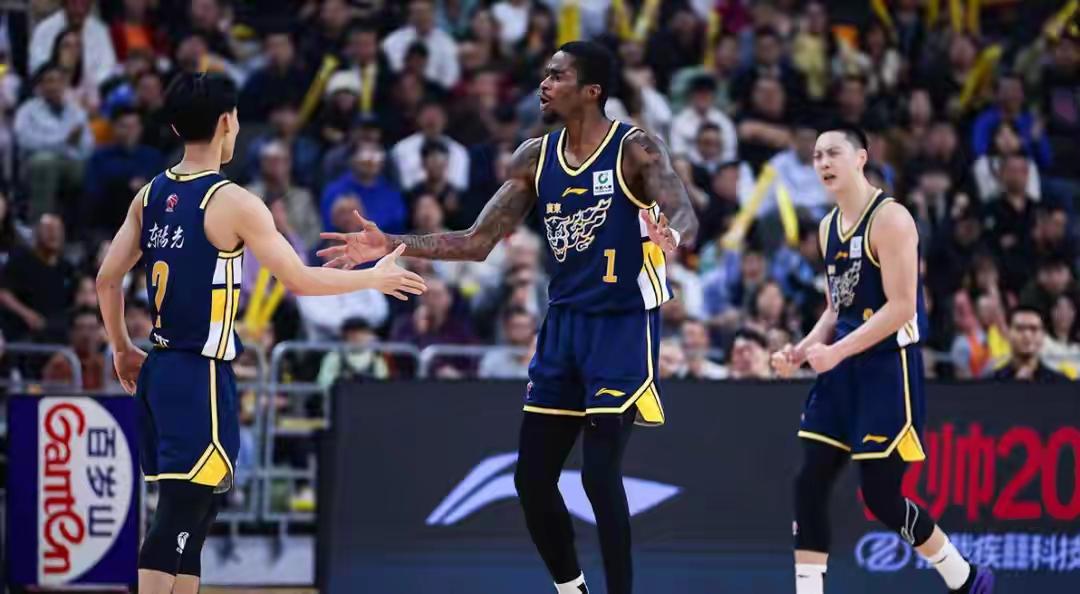 广东宏远更换外援，杜峰会放弃谁？其实是萨姆纳最差，一直融入不了宏远体系，经常一顿