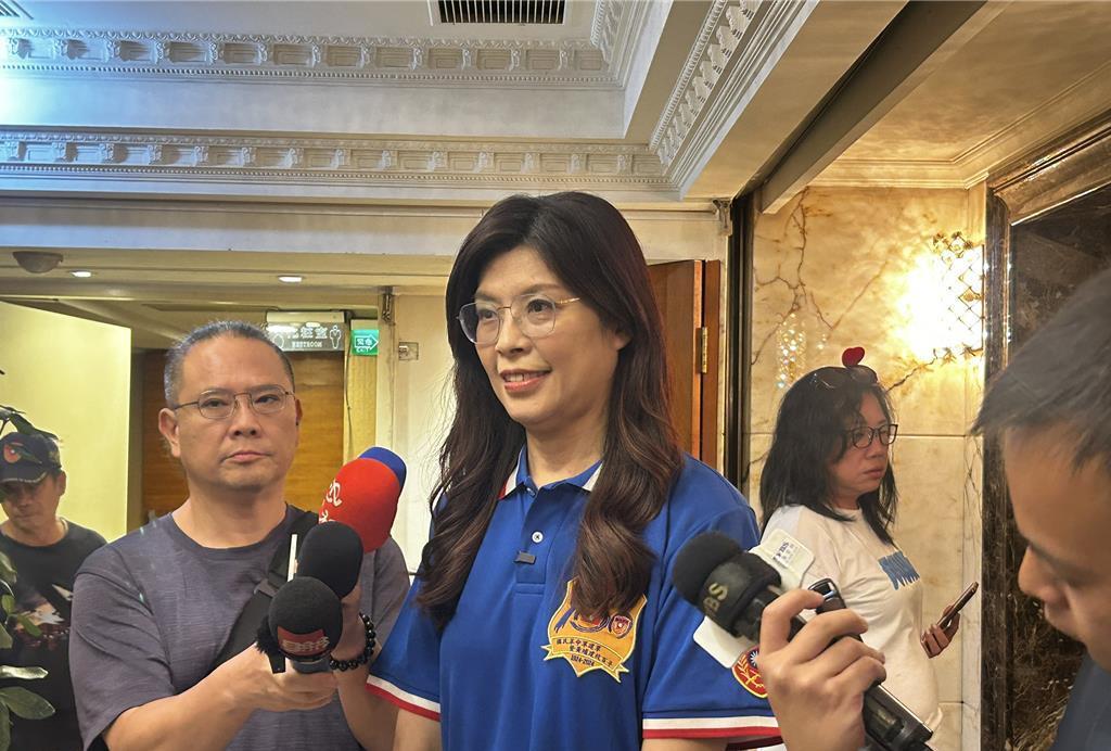 国民党内军系团体“荣光社会工作基金会”3日举办庆祝双十活动，邀请党主席候选人郑丽