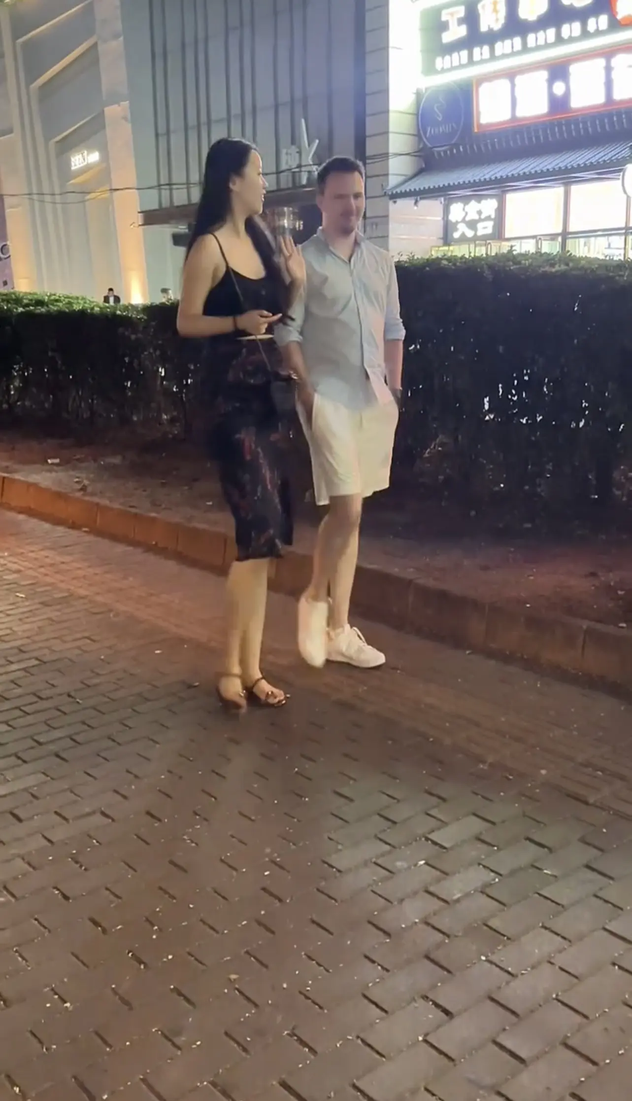 一本正经的逛街聊天，这个应该是刚认识