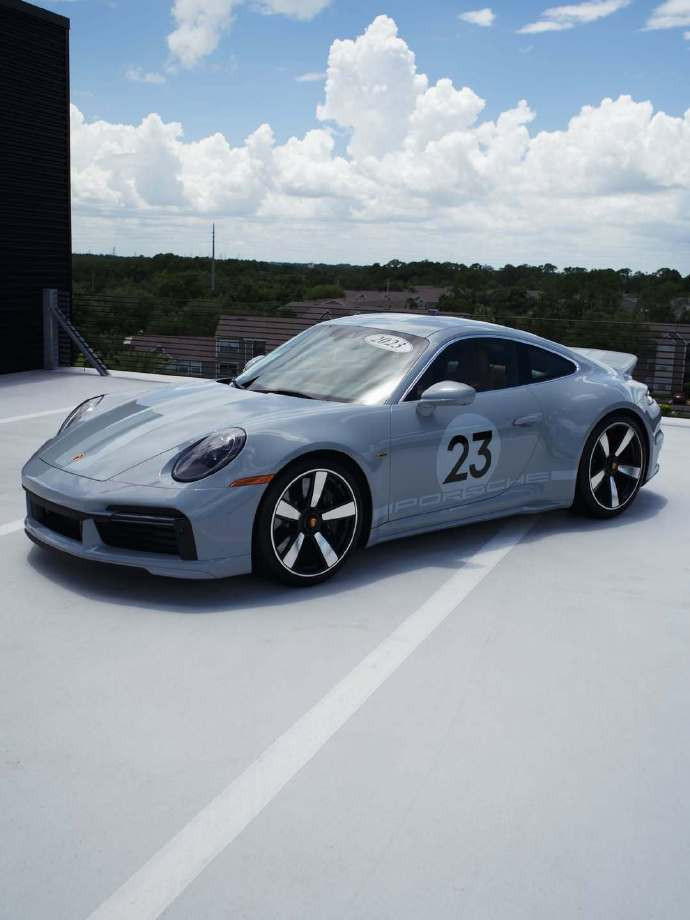 保时捷911SportClassic车身采用运动灰金属漆，内饰以黑色搭配经典