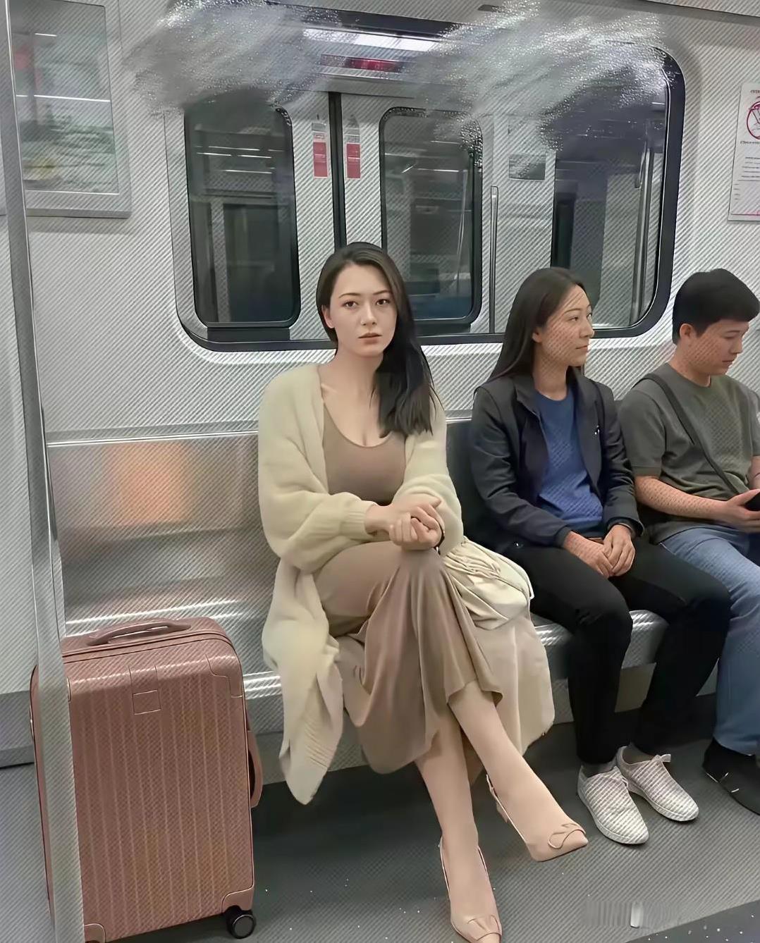 如果你在坐地铁的时候，突然看到美女用这种眼神注视着你，此时此刻，你心里面会不会慌