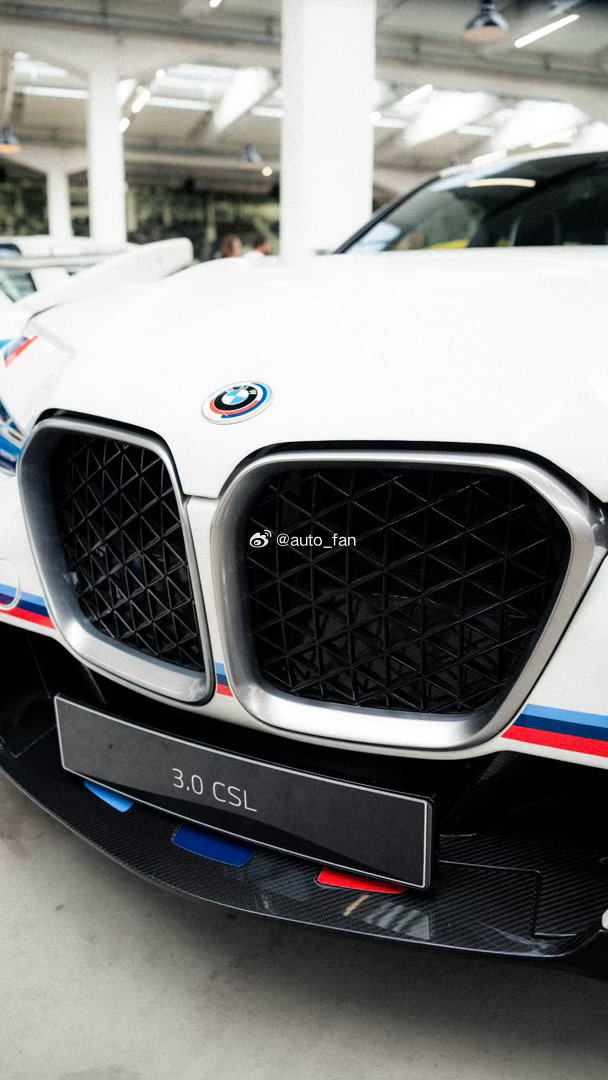 【向传奇致敬：宝马3.0CSL】2022年为纪念宝马M部门成立50周年，宝马推出全新3.0CSL。它