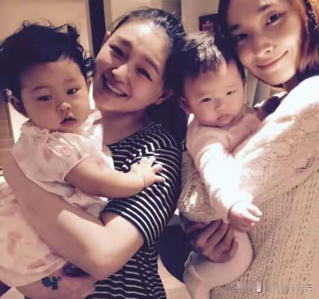 吴佩慈分享大S朋友圈界面，背景图是小玥儿，头像是大S和儿子对视。看得出来大S