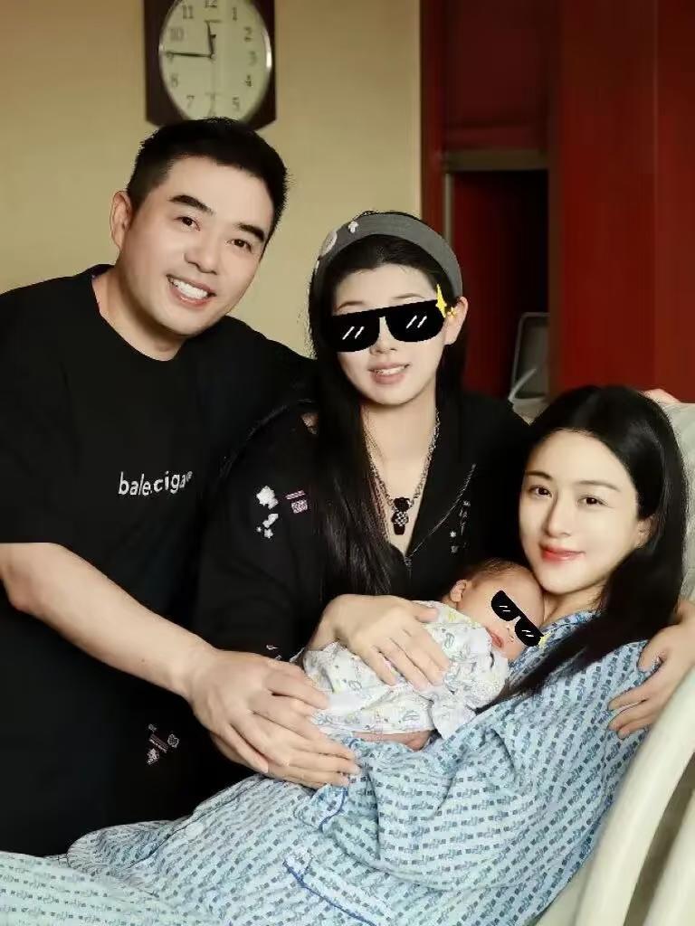 还记得曾经曾经的淘宝直播带货一姐吗？近日41岁的薇娅官宣二胎得子，一家四口合照温