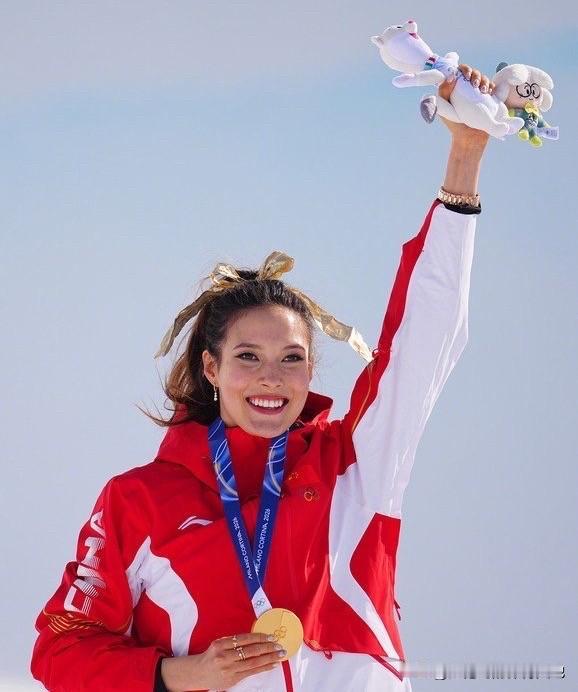 ，什么狗屁威胁压力，最好的回击就是历经困难夺取金牌，让一切质疑闭嘴！谷爱凌又一次