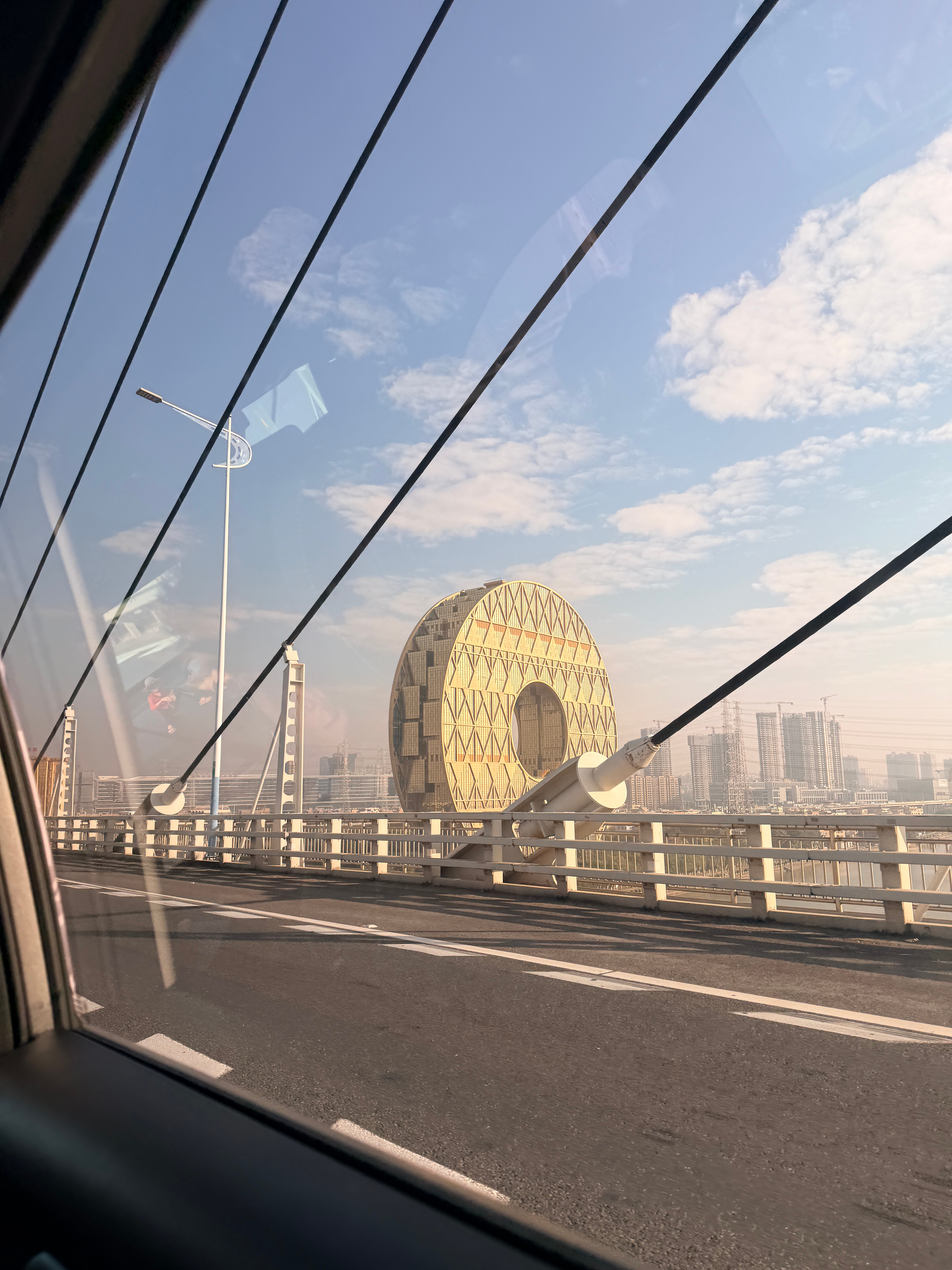 这个建筑好像甜甜圈（我是不是饿了）