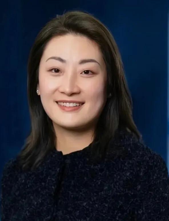 宗馥莉，这个雅致的名字，源自她妈妈的灵感。记得看过一篇报道说，宗馥莉的妈妈施幼