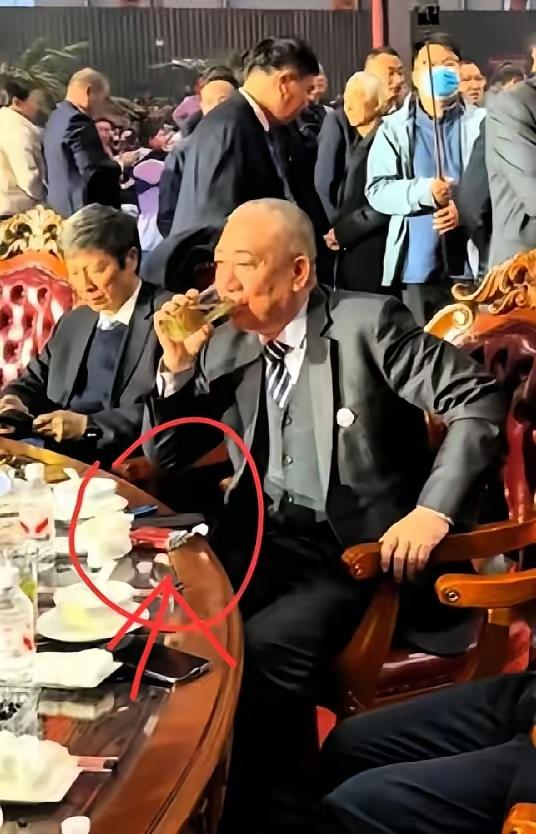 年会现场，​大家都在看，​不知道大家有没有发现崔培军有些特别，明明那么有钱，
