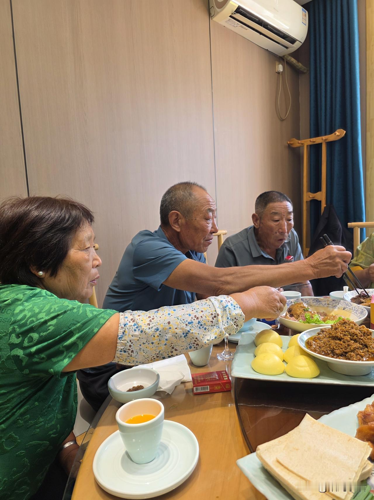 回到老家才知道，在济南的日子多么糟……今天弟弟家有喜事，他家添了孙子，今天办