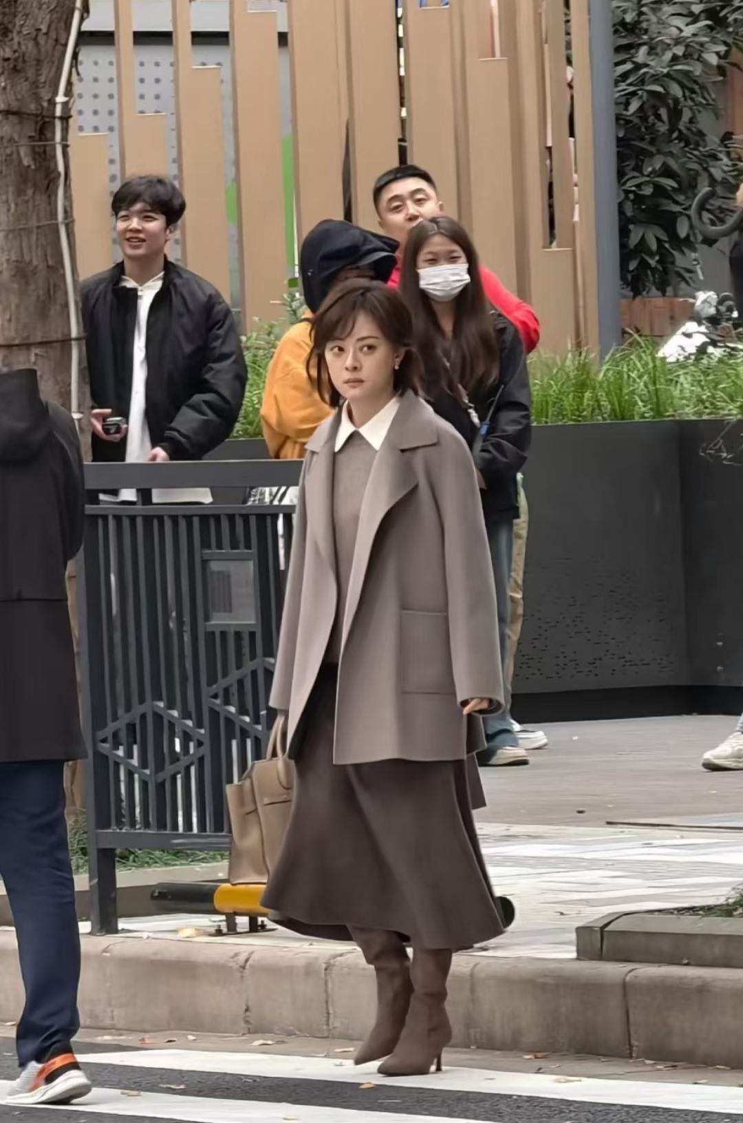 偶遇孙俪路透的第一眼居然恍惚看成了文淇！浅咖大衣配同色系针织裙，低调得像刚下班的