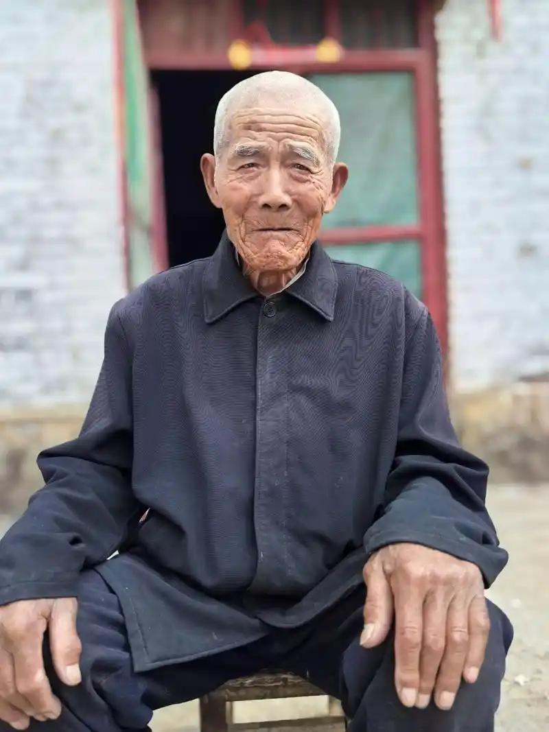 有个邻居老头，九十多岁了，在子女家轮流吃住，他说不管在谁家住一个月，都给你说不了