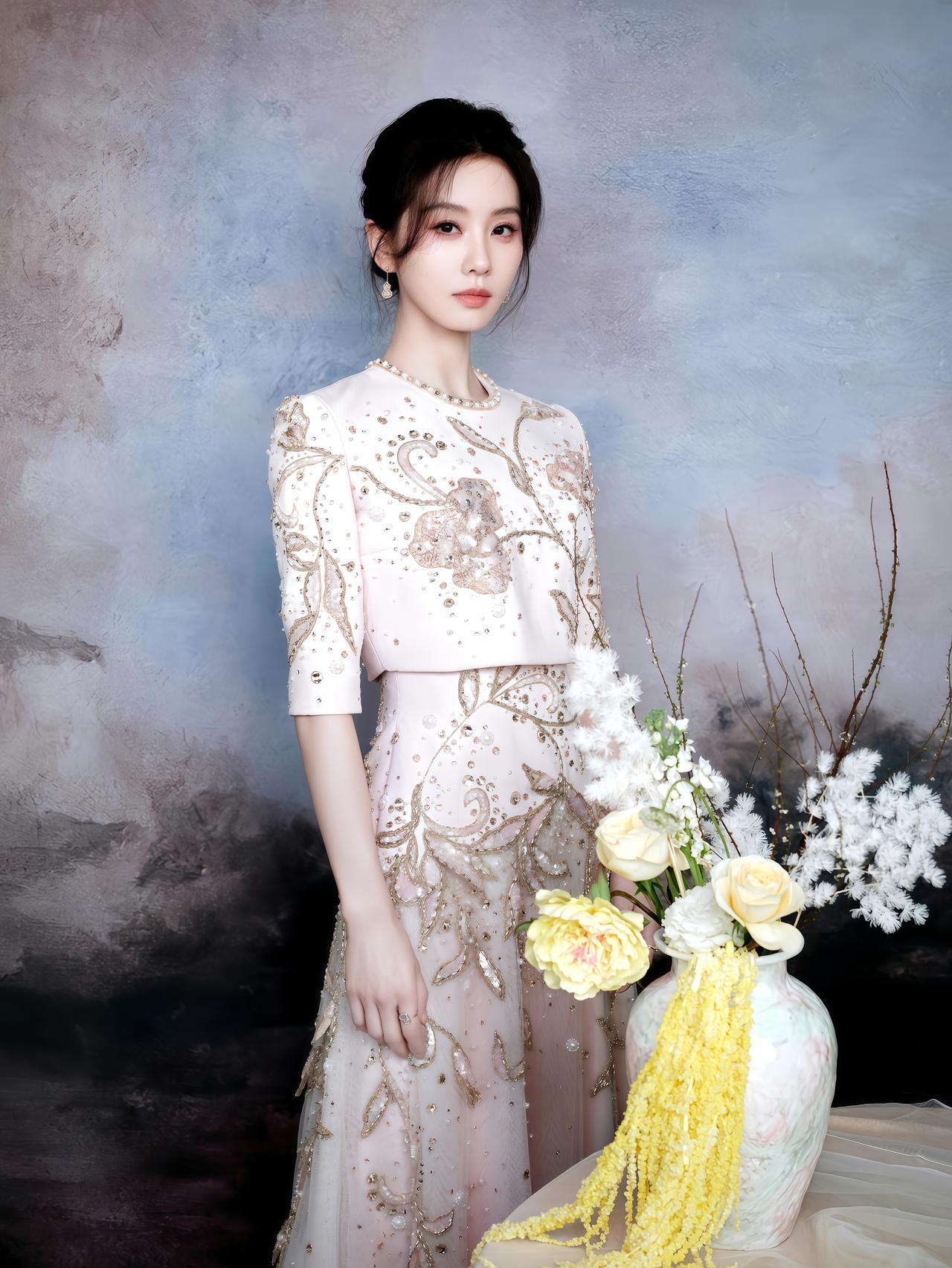 刘诗诗公开活动粉裙生图杀疯了！缎面刺绣+珍珠领，贵气感焊死在DNA里✨谁懂啊！