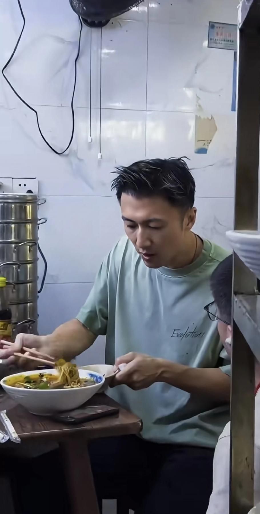 这个是真的谢霆锋，虽然看着是像是假的！[捂脸哭]