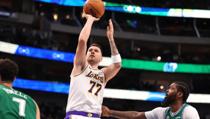 NBA常规赛，湖人末节最多落后独行侠15分，最后8分钟轰出27-6逆转取胜。湖