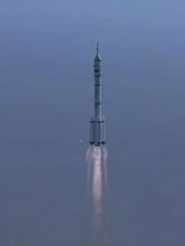 快讯！！特大好消息！！神舟二十二号飞船与长征火箭成功分离并进入预定轨道，发射