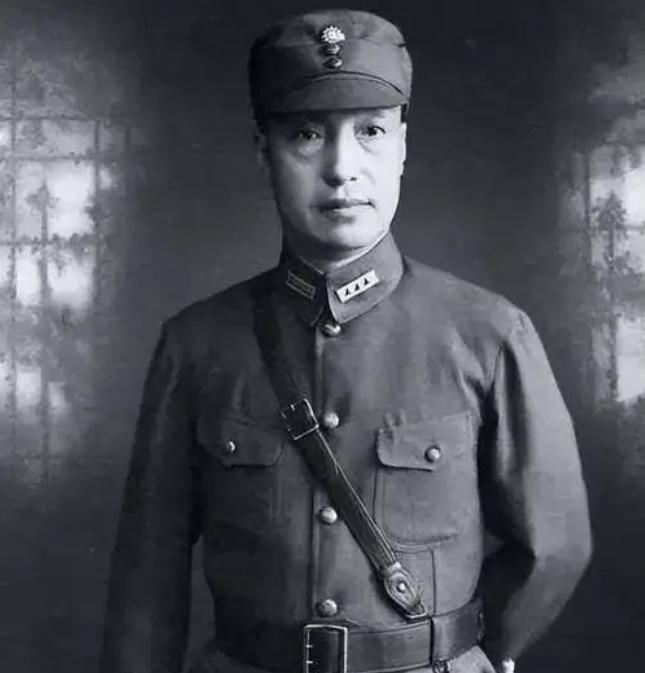 1950年，国军将领起义后，出任解放军军长，却暗中联系蒋介石，由此被抓！聂荣臻却