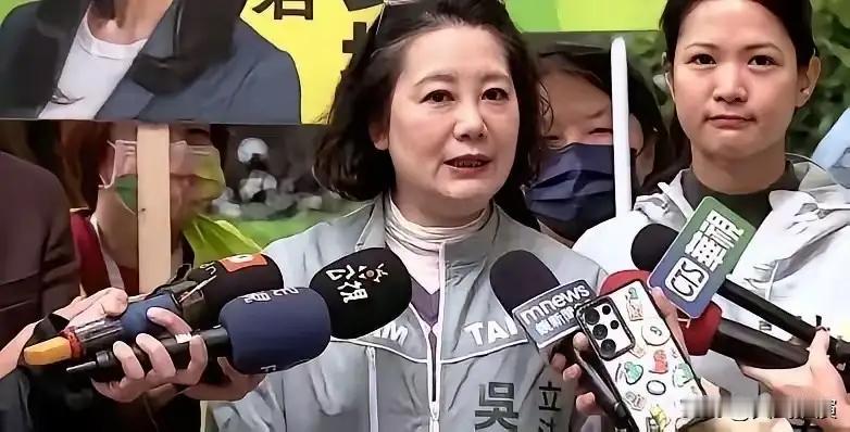 又是这个民进党“立委”吴思瑶，4月8日在脸书发文妄称，郑丽文当到对岸去充当人声鹦