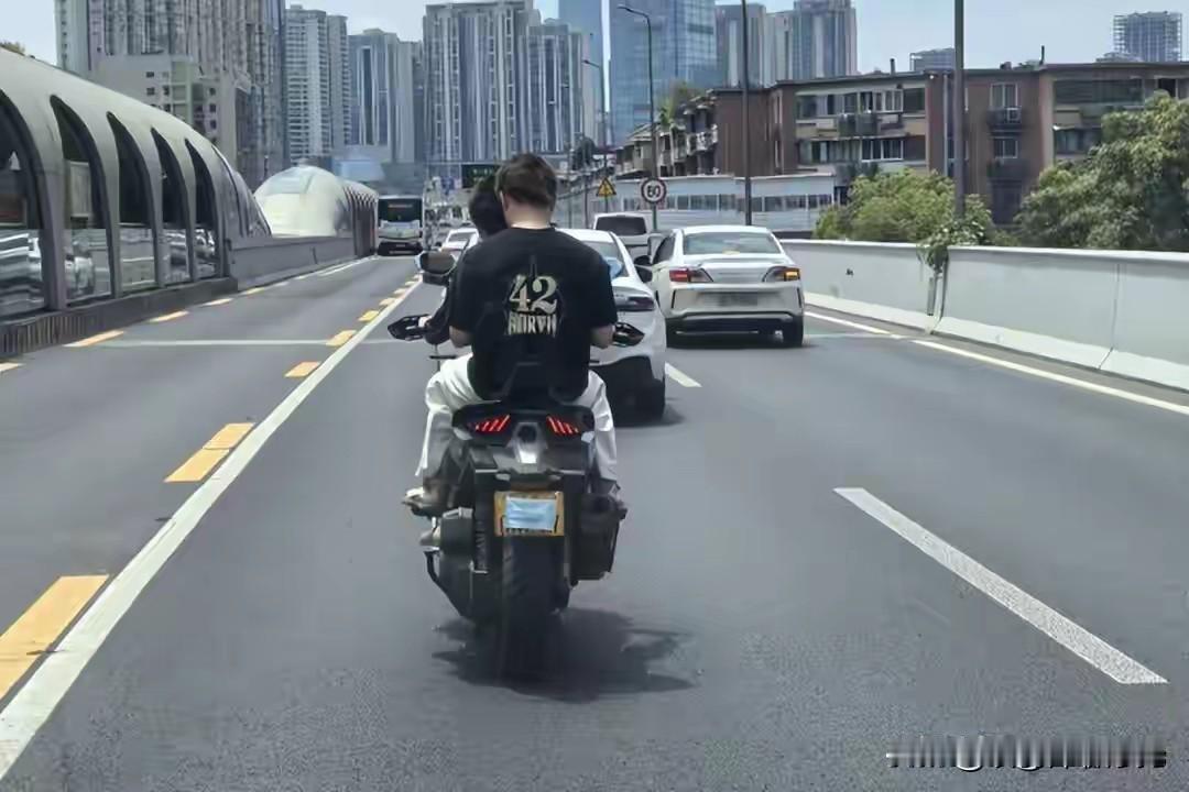 🏍️成都摩托车戴口罩遮挡号牌闯二环高架，1小时被抓！罚450元扣11分2