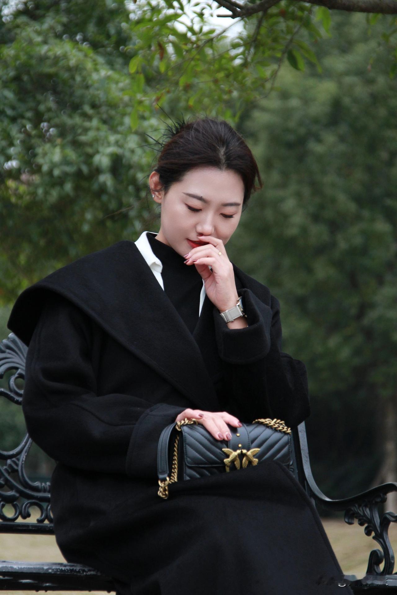 静坐思悠远，心随景自闲。