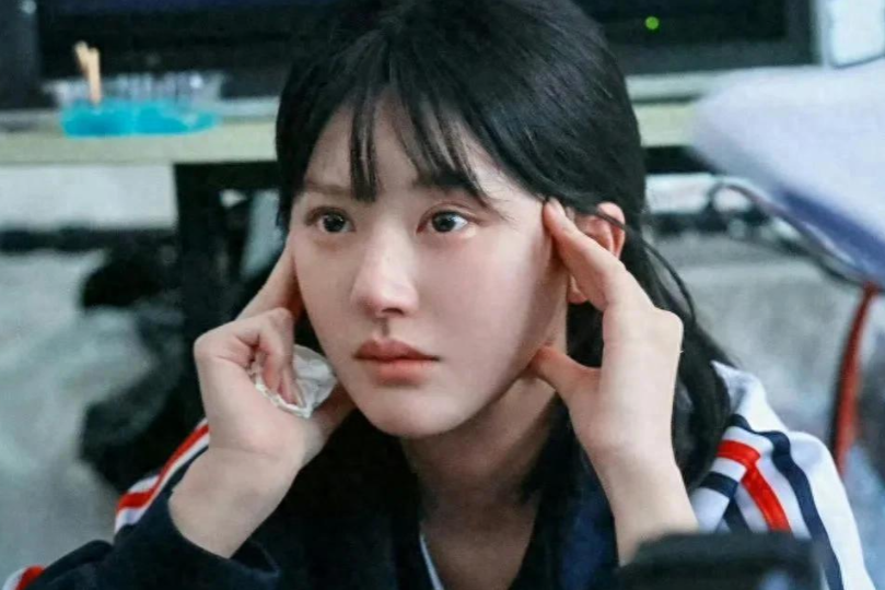 赵露思在剧中演学生感觉没灵魂了，不如她以前的学生照有灵性