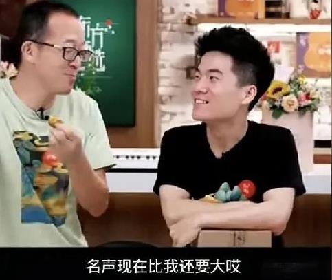 老俞没人黑他，他是自己玩自己，通过一件他自己的话你细品就知道了。老俞看到董宇辉一
