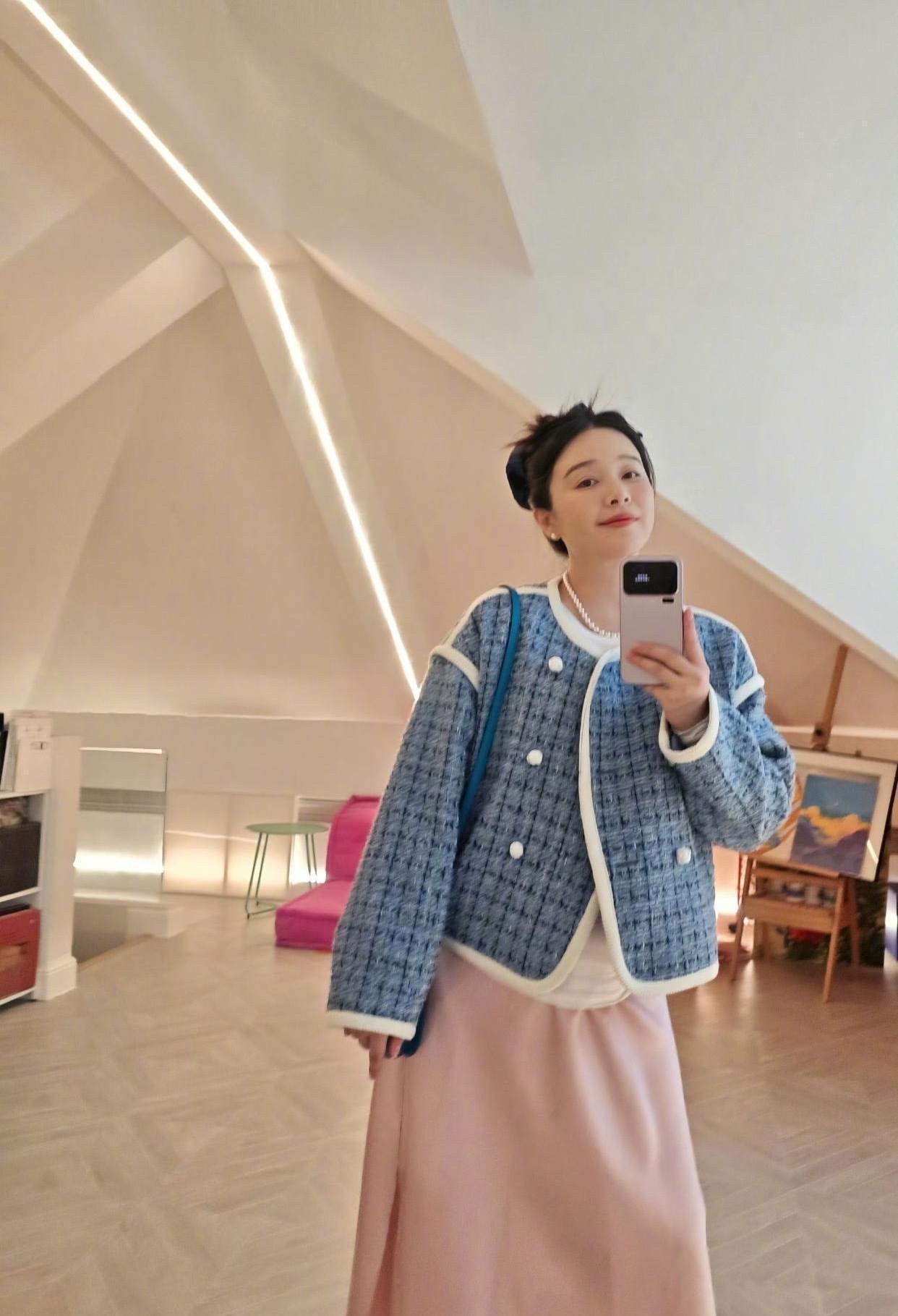 阚清子孕晚期晒照，对着镜子自拍看得出来状态很好，肚子虽然很大但是脸依然美貌在线！