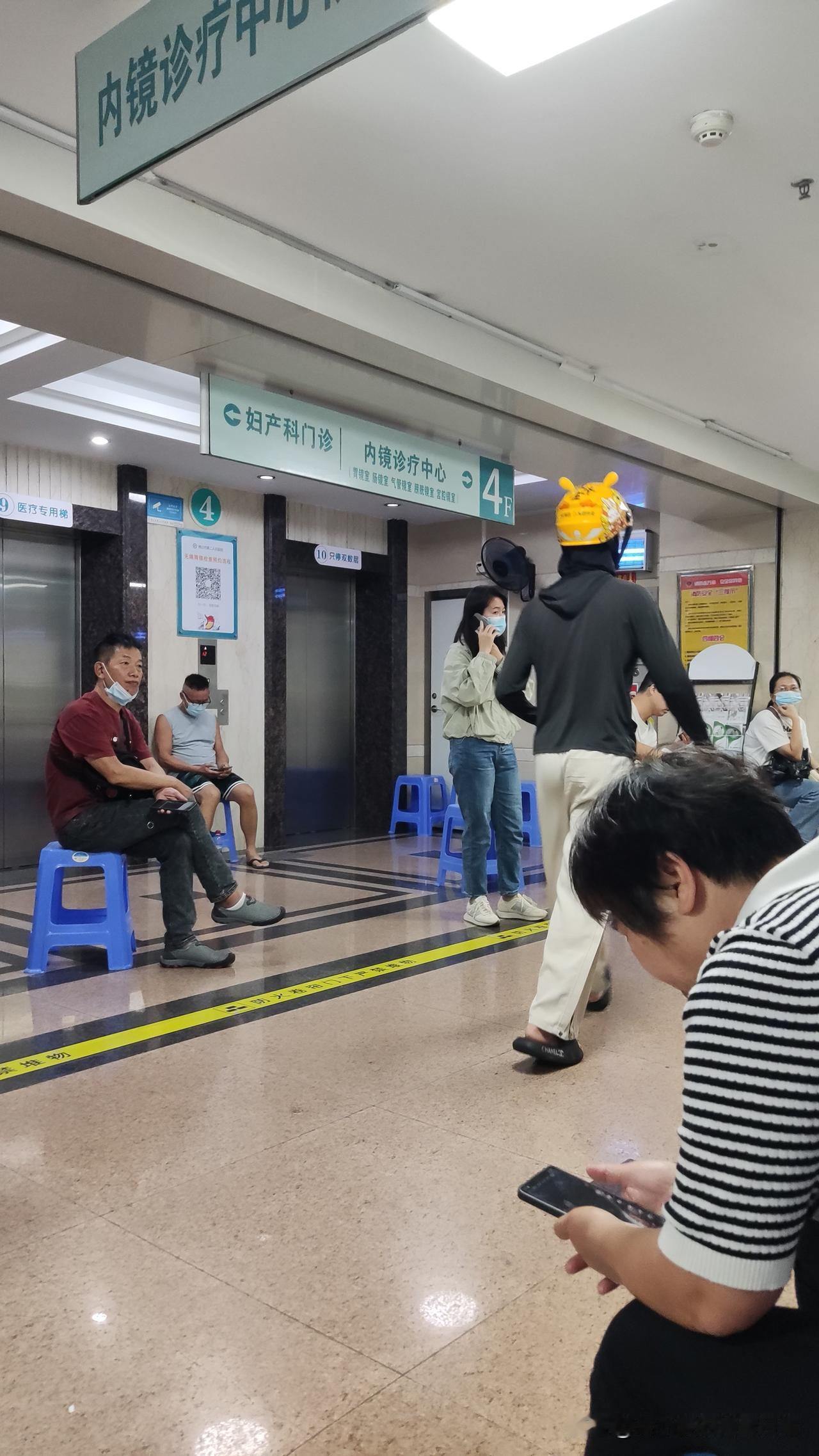 医院外卖小哥太惨了！爬楼十分钟赚几块钱，这钱挣得比黄连还苦！看医院这场景！