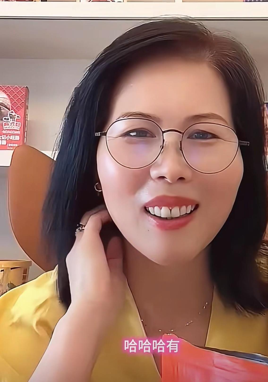 小杨阿姨今天一开播直播间里问的最多的就是今天晚上汪小菲生日，小玥儿霖霖准备的啥