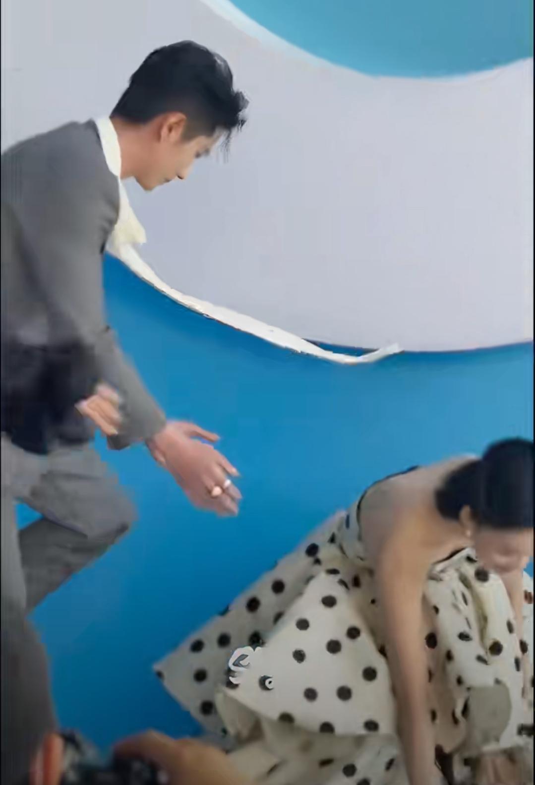 林允红毯猝不及防摔了尖叫之夜红毯名场面来了！林允刚亮相就被长裙绊了下直愣愣摔了，