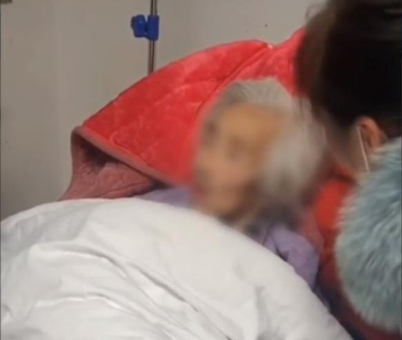 山西太原，一白发老人卧病在床，奄奄一息。在弥留之际，儿子和儿媳围在病床前，非但不