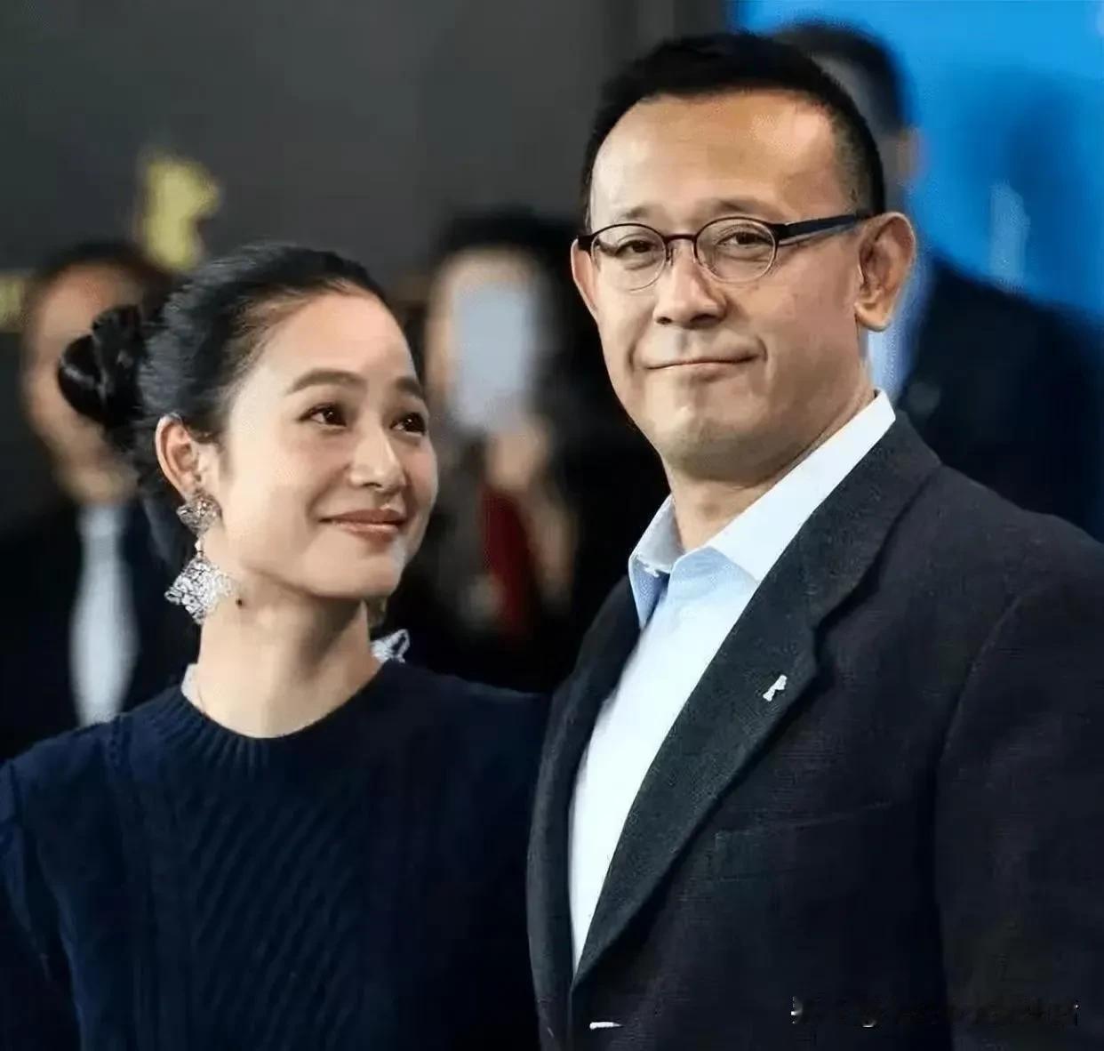 娶妻当如周韵，夫复何求？比姜文小16岁的妻子周韵，现在是姜文导演的坚强后盾，他