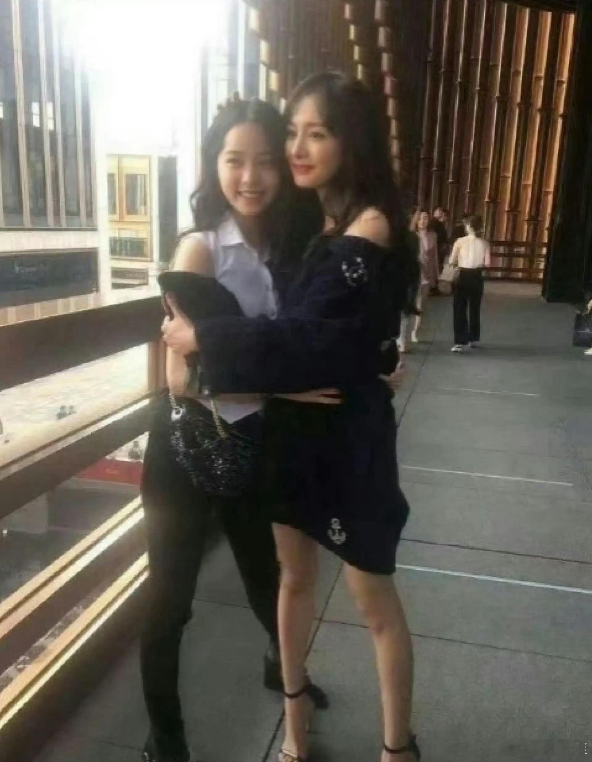 现在才明白杨幂以前为什么叫杨不修了拍出的生图根本不用p