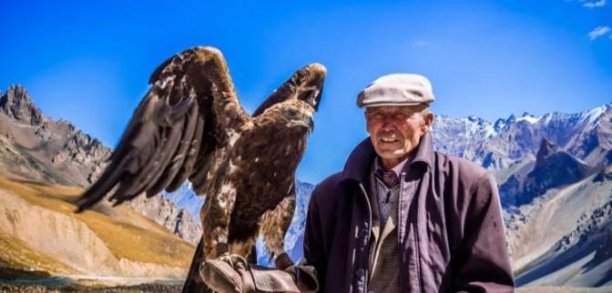 2020年，蒙古老汉巴图鲁救助了一只受伤的老鹰，一年后，老鹰把老汉的孙子给叼走了