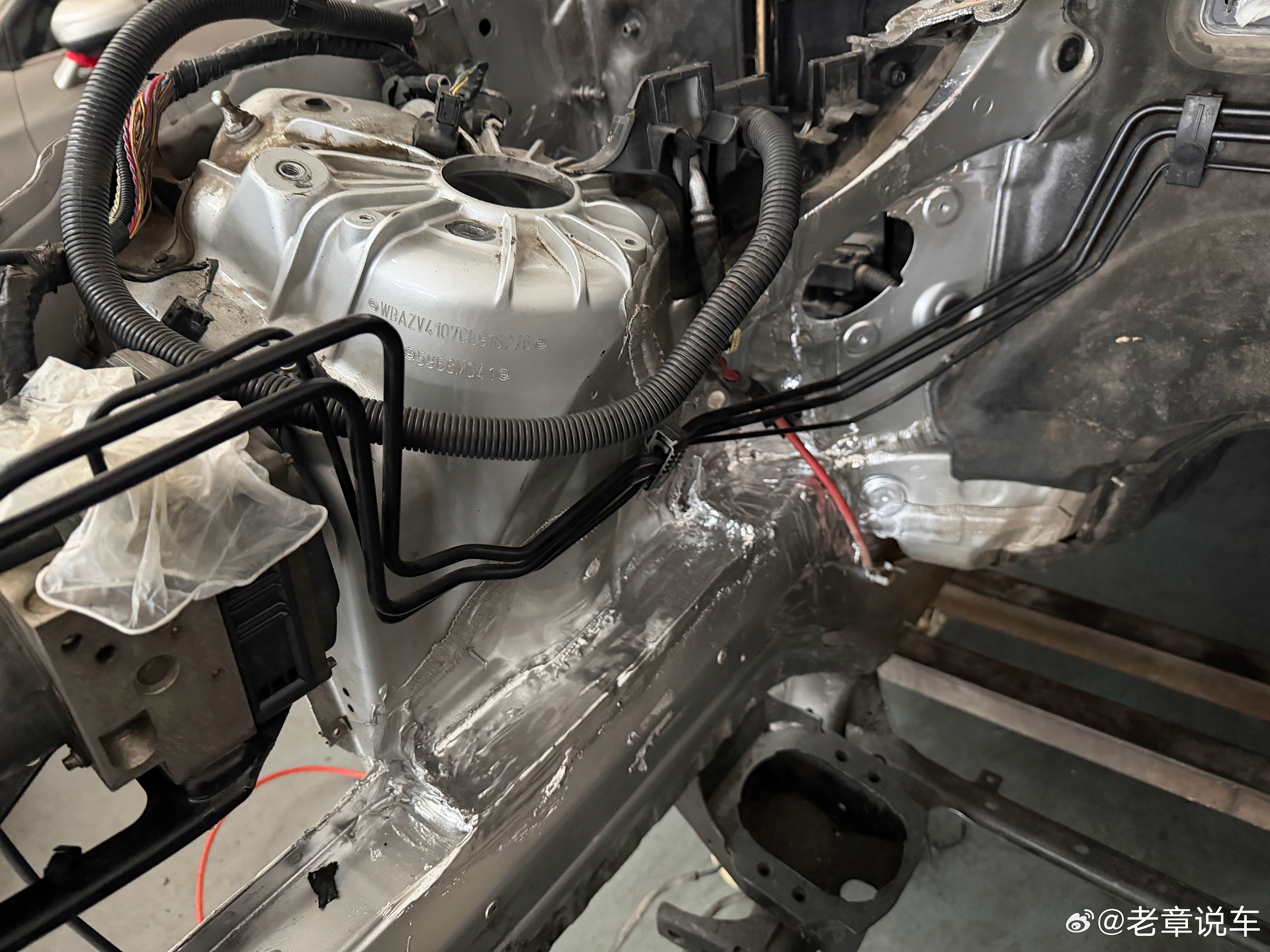 大事故的宝马X5，把整个纵梁都切割了。减震器的塔包也是一起换的。这样的宝马X