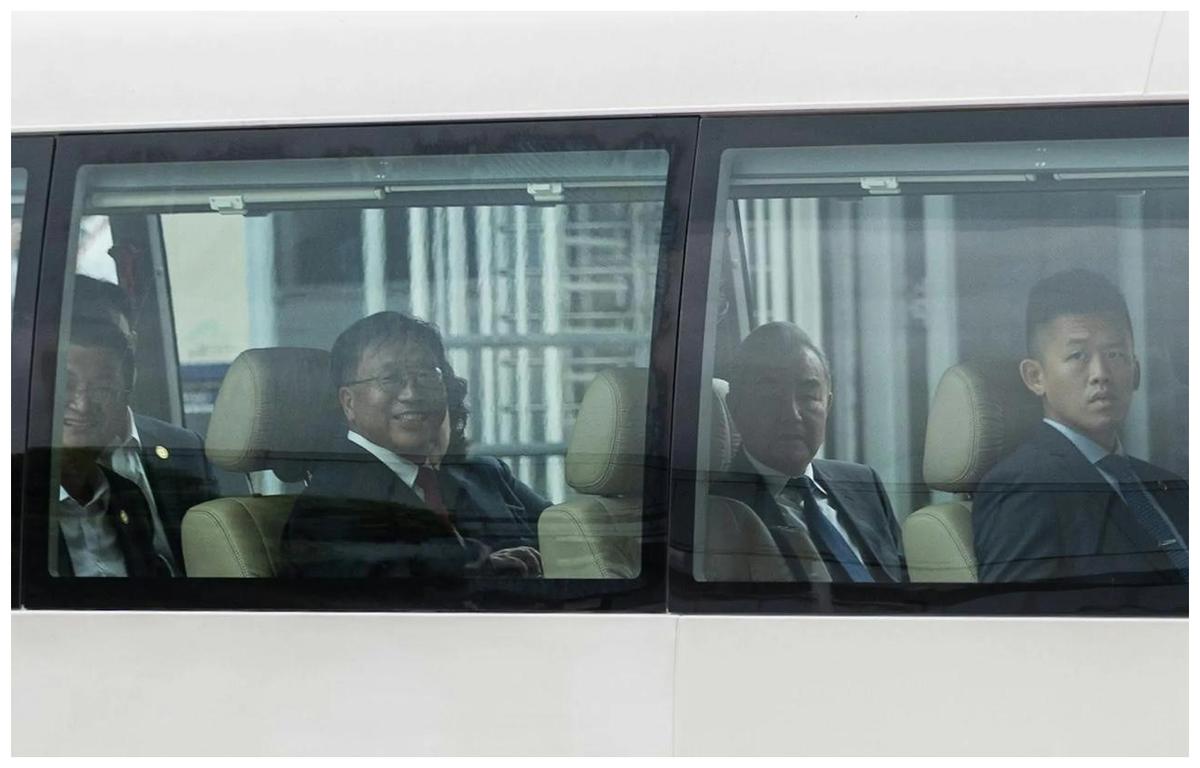 根据港媒的报道，王主任已经抵达了香港特区。中国推动成立国际调解院，香港成总部所