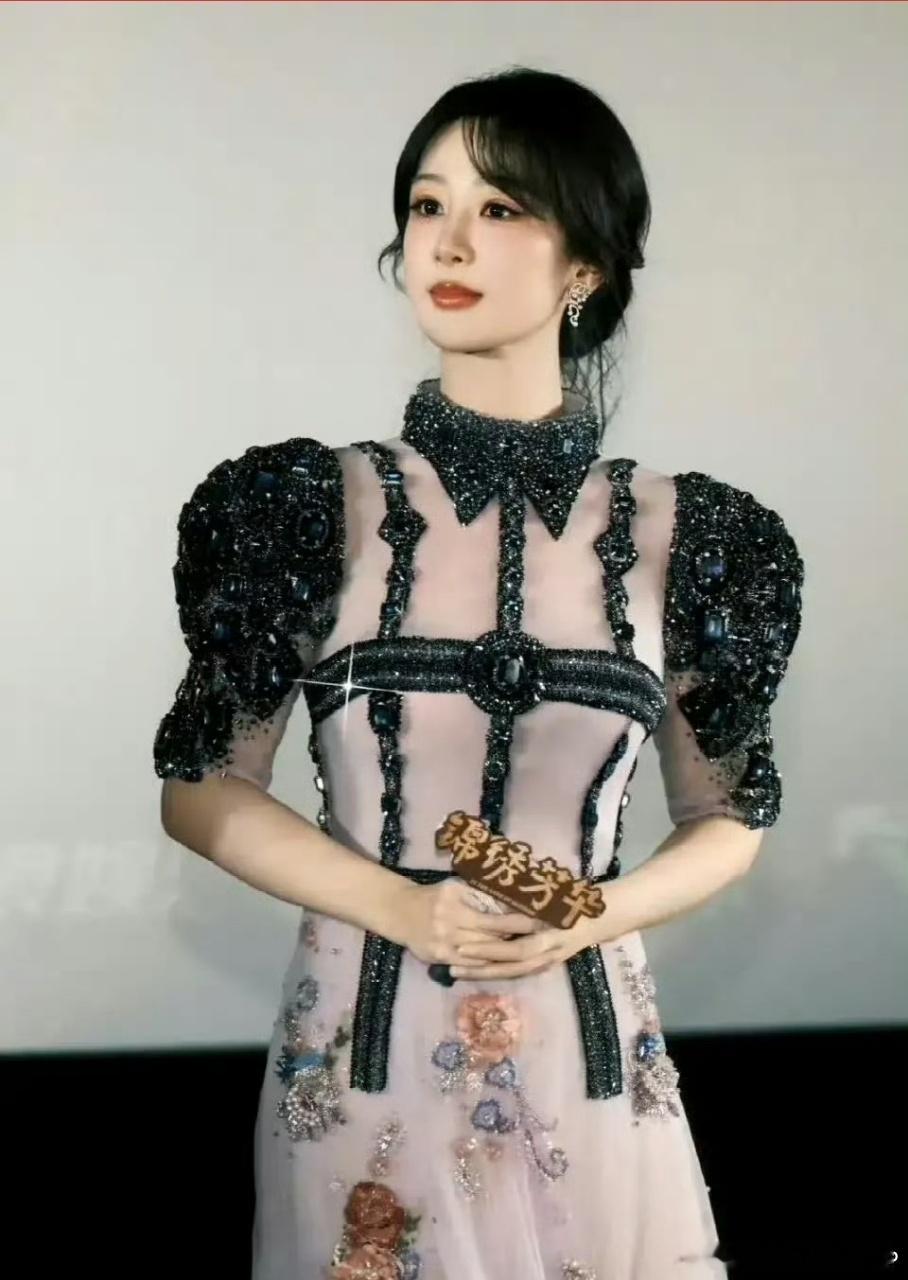 内娱女明星的解约困境内娱顶流花的解约路，每一步都藏着不为人知的难。杨紫“三个公