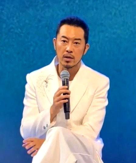 带着俩儿子减重，结果先把自己打回“白展堂”。当沙溢按早8点到下午5点吃饭、其余