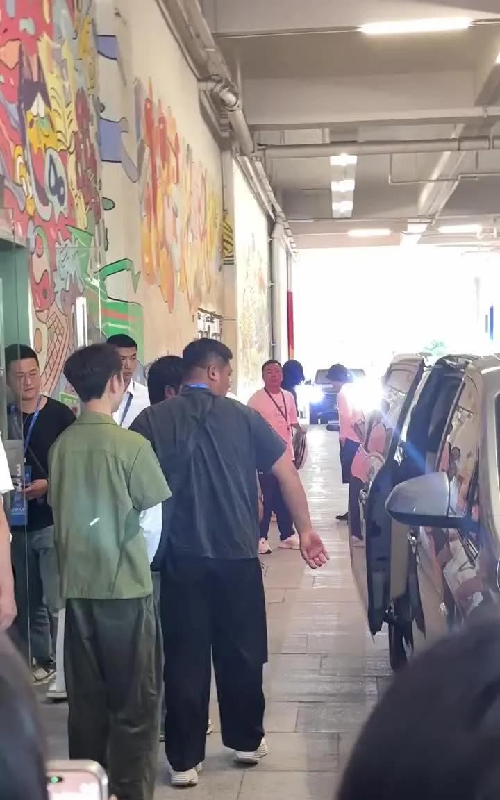 救命！陪姐妹追星竟偶遇林更新，这是什么神仙运气！家人们！我必须连夜开麦分享这段