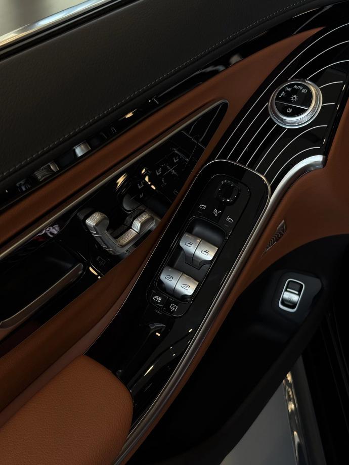 奔驰S级为什么价格这么高？大家仔细看它的按键，车门设计，细节感都非常的不错，就像