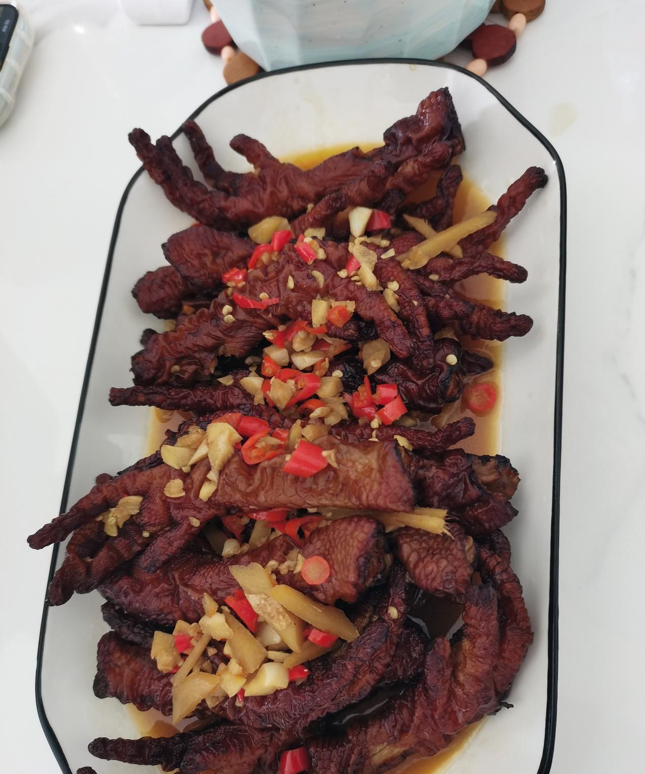 女儿说，妈妈你别去工作了，你这个年龄段找不到好工作了，有也是又脏又累，工资又低的