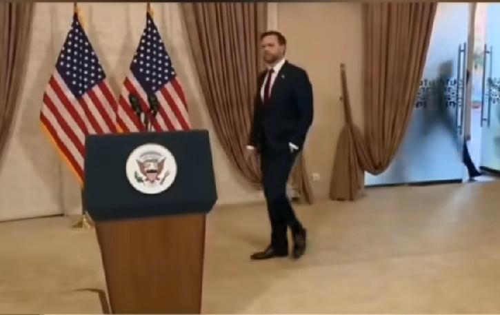 万斯单手插兜，召开伊朗谈判新闻发布会，一个人快步先进门了，看表情很不高兴，威特科