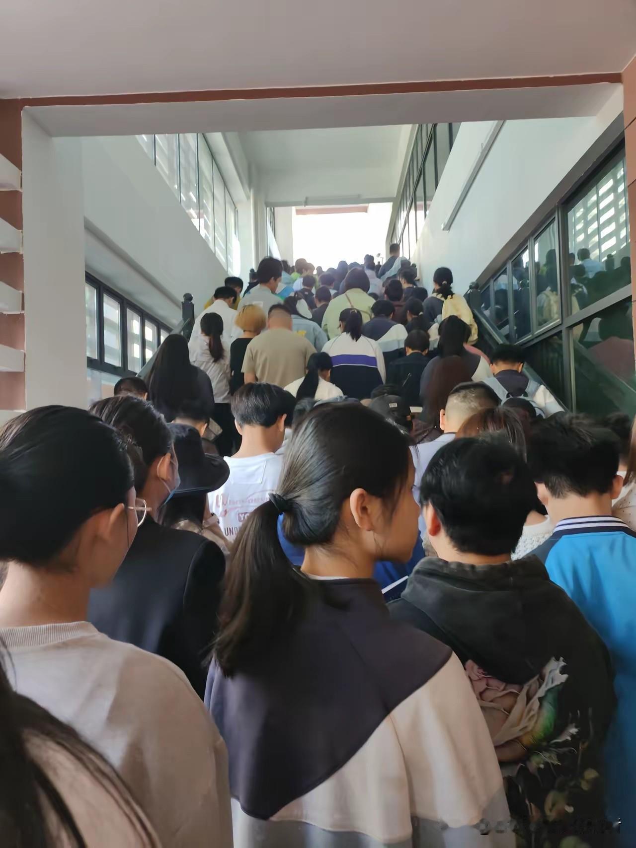 重点高中毕业的准大学生去当家教，靠谱吗？刚刚听朋友说起他家儿子的事，差点没把