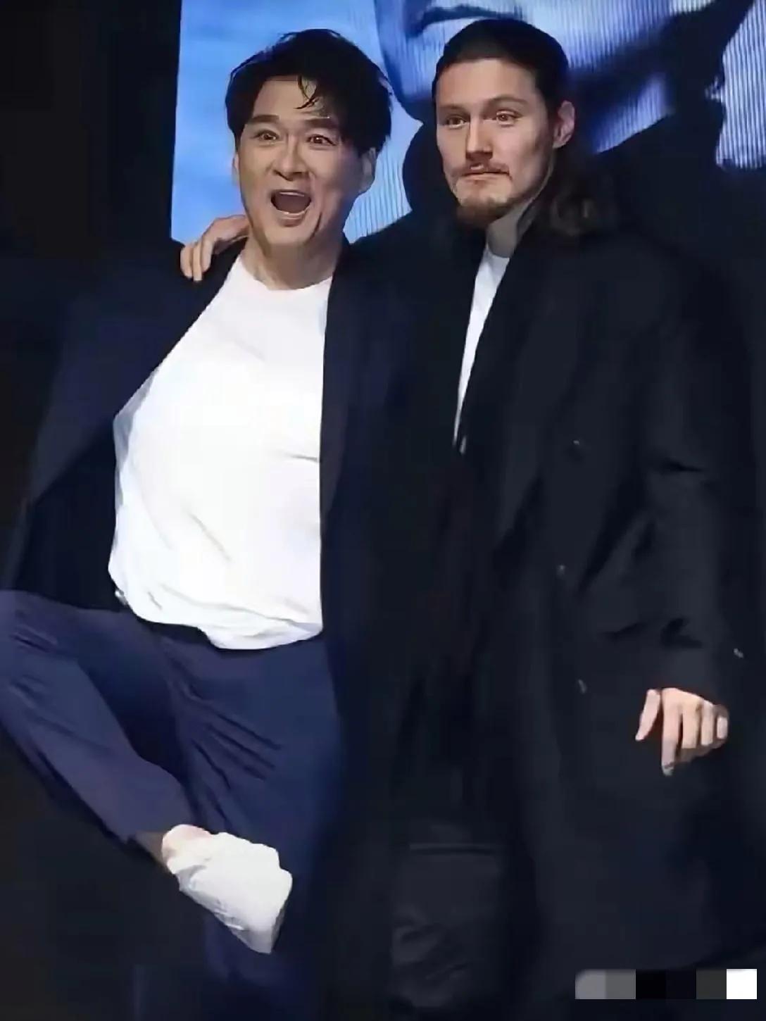 瞧，周华健与混血儿子看上去简直像兄弟，看来这儿子与美国妈妈一样，太显成熟呀，你觉