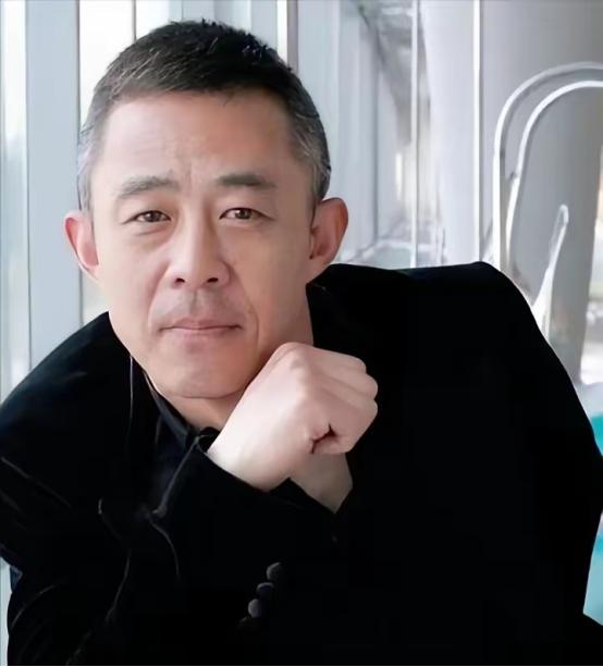 这个世界最搞不懂的人就是侯勇了。明明自己都58岁了，居然和三婚妻子生了个儿子。他