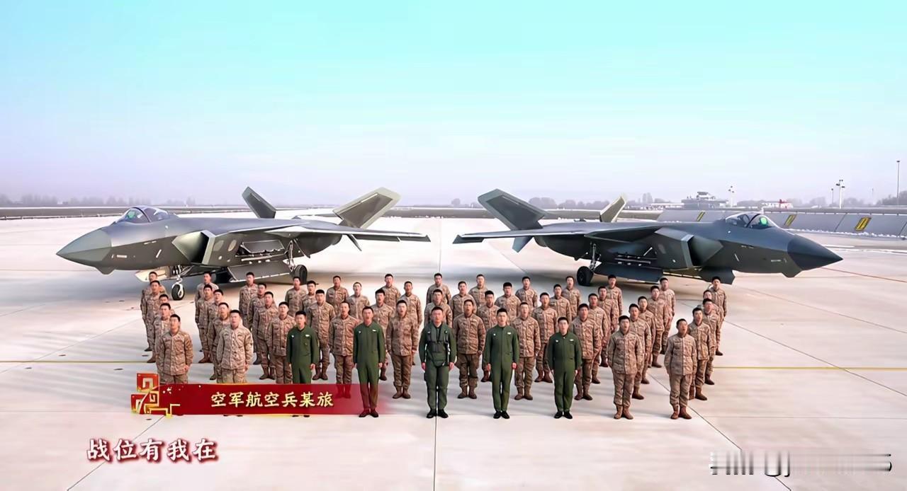 新春佳节，空军某航空旅官兵向全国人民拜年，在他们的身后有两架主副弹舱全部打开的歼